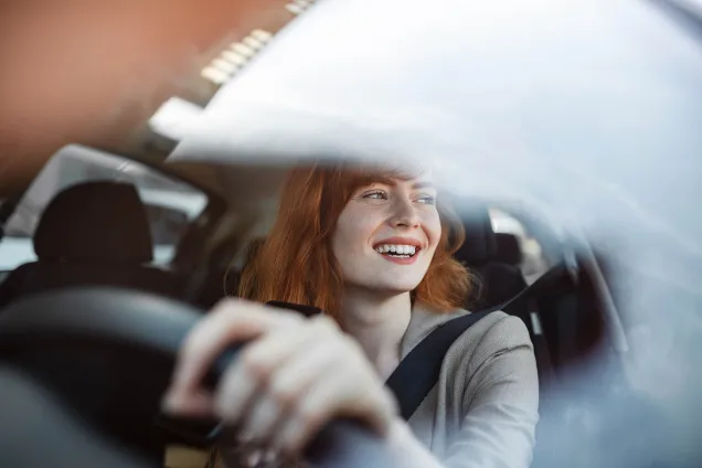 femme rousse au volant
