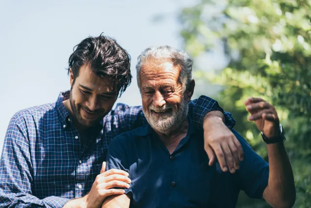 jeune homme et vieil homme profitant du jardin