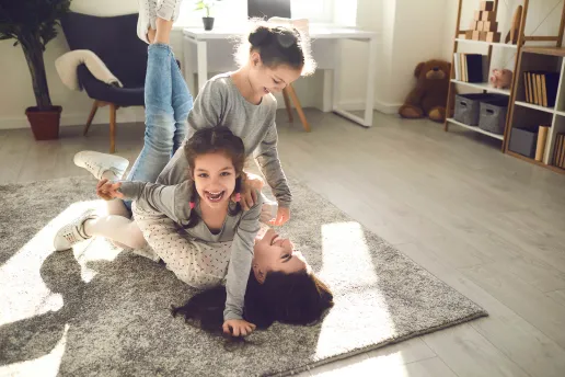 enfants heureux jouant avec leur mère